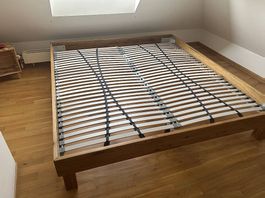 Hochwertiges Bettgestell (180cm x 200cm) wie neu