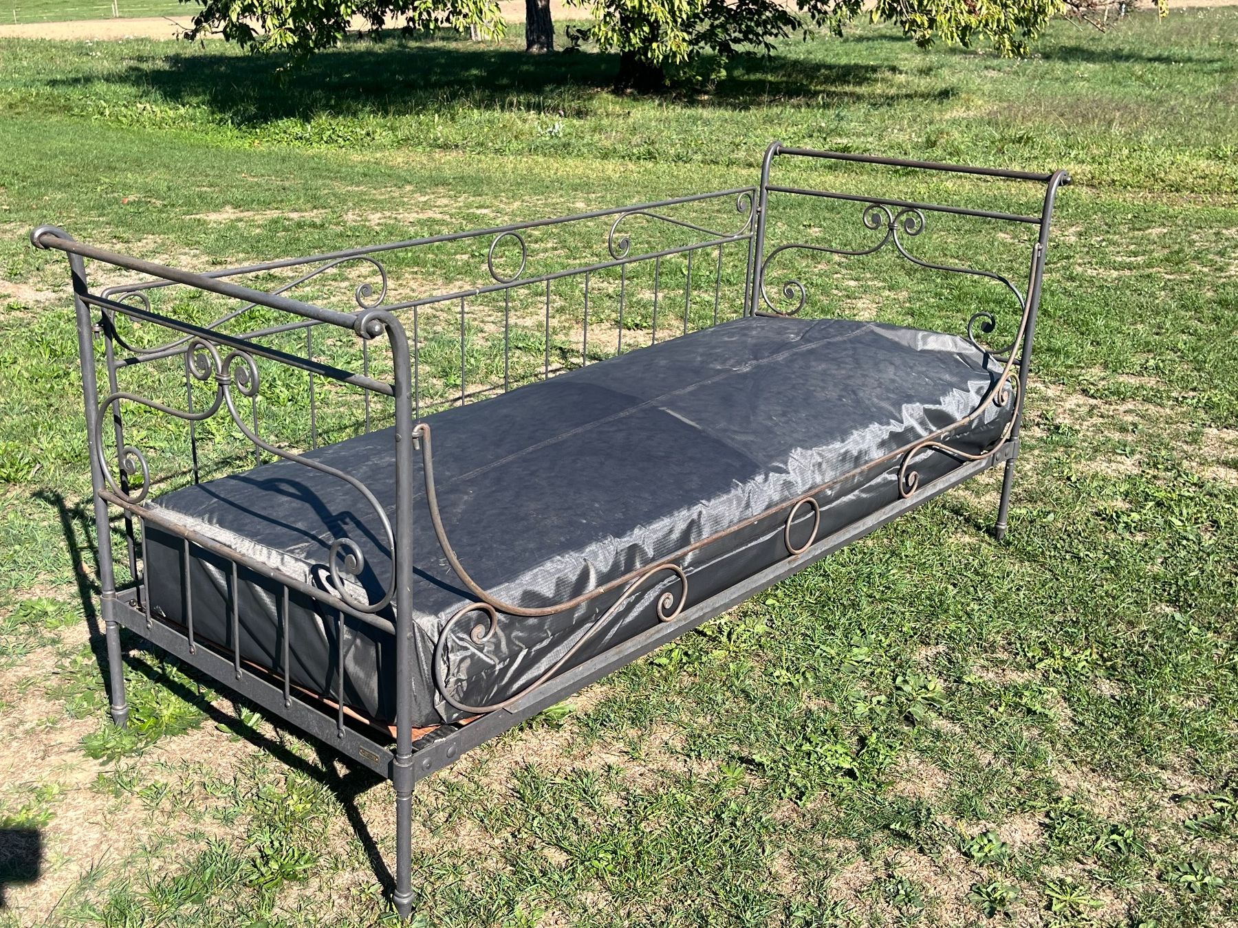 Lits: Bett Metall mit Matratze – D'occasion à Allmendingen b. BE par juair 2