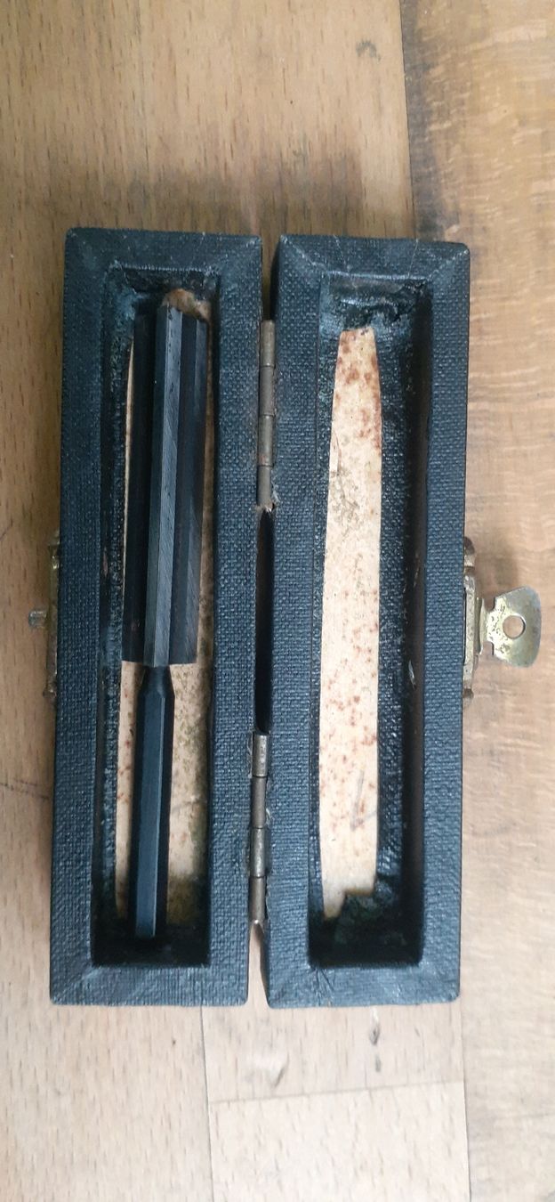 Tous les outils: règle de précision triangulaire – D'occasion à Le Locle par CHEGUA 2