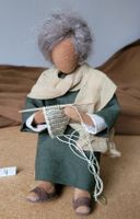 Schwarzenberger Krippenfiguren Frau 24cm mit Strickete N4