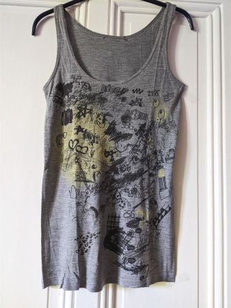 H&M ou ZARA ? Top gris, motif « gribouillages », S