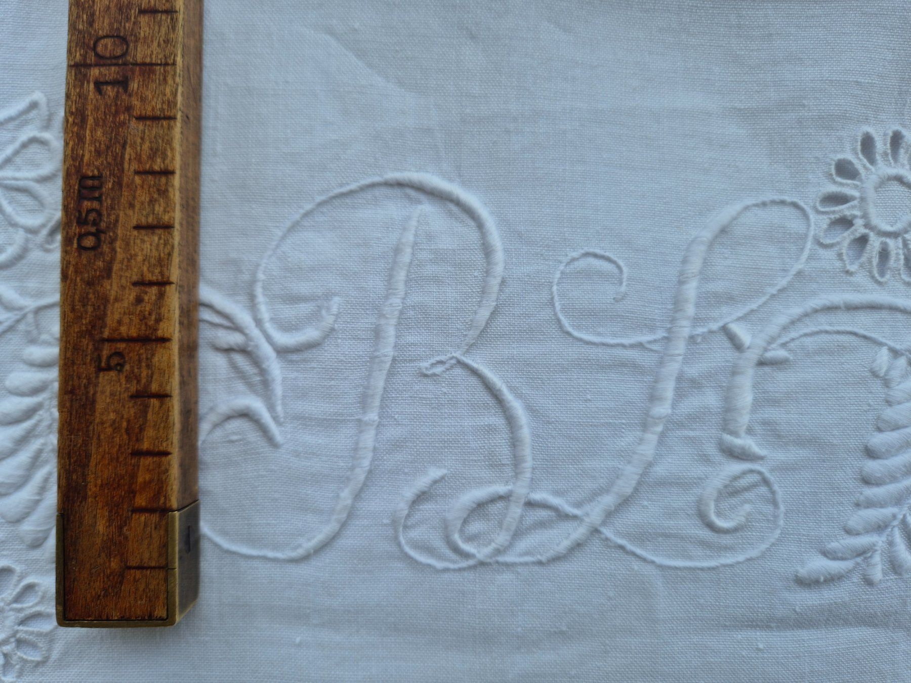 Biancheria da letto: Alte feine Leinen-Leintuch mit Monogramm BL, handbestickt – Usato da Bern venduto da aronari 7