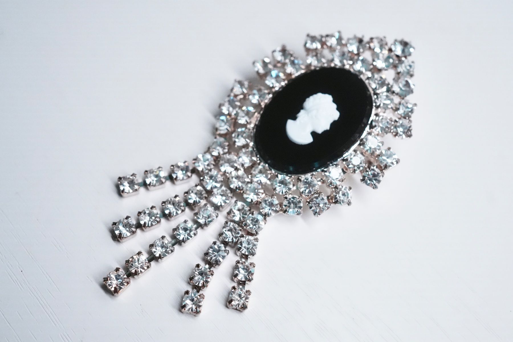 Gablonzer Spille & Fermagli: Vintage Brosche Gablonz Kamee Dame Strass – Usato da Volketswil venduto da HeredisAntiques 1
