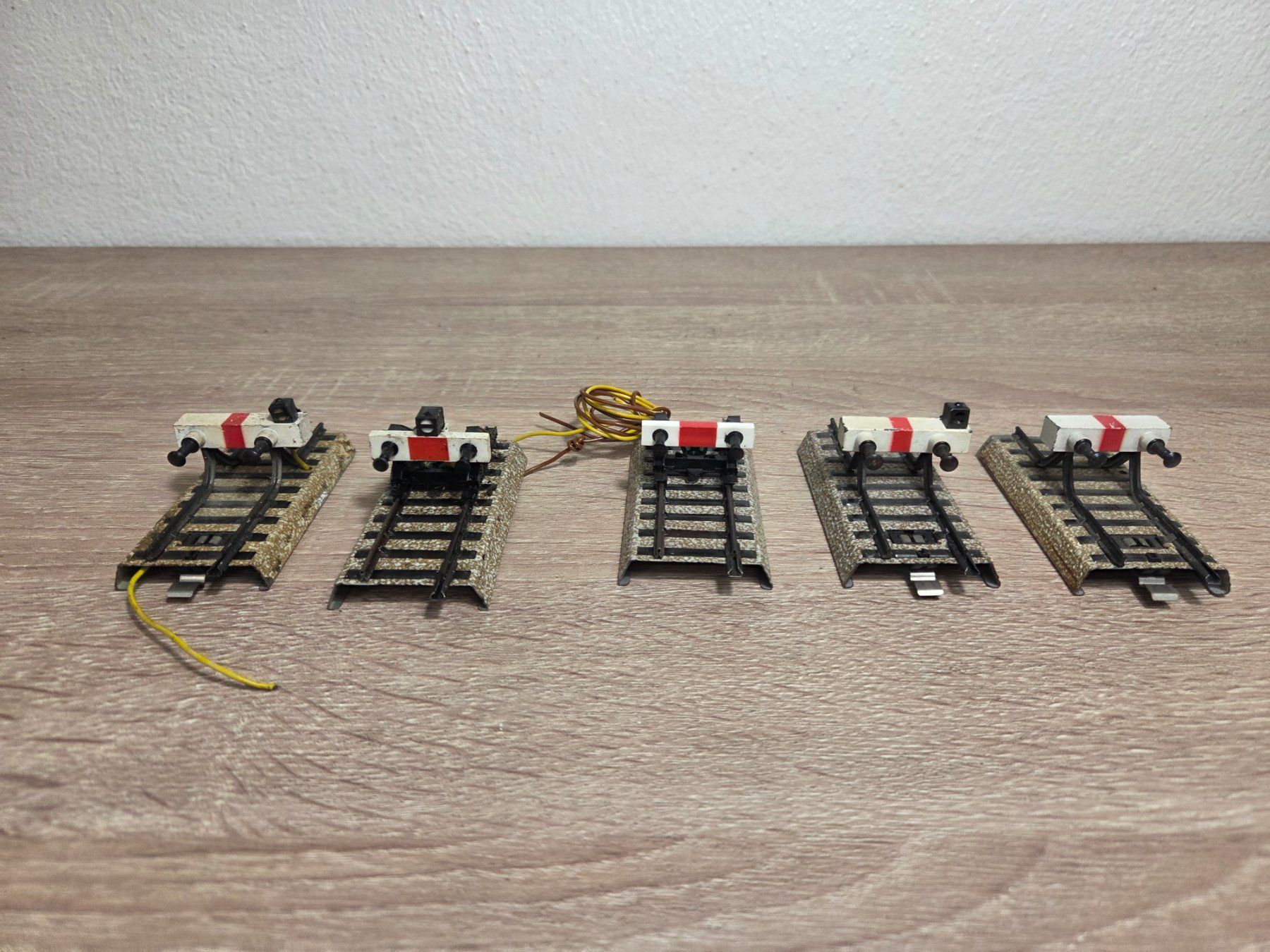 Märklin Modellini di ferrovie: Märklin 5 x Prellbock M H0 – Usato da St-Aubin-Sauges venduto da Lo_Go