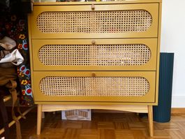 Pastellgelbe Kommode mit Schubladen – ca. 8 Monate alt