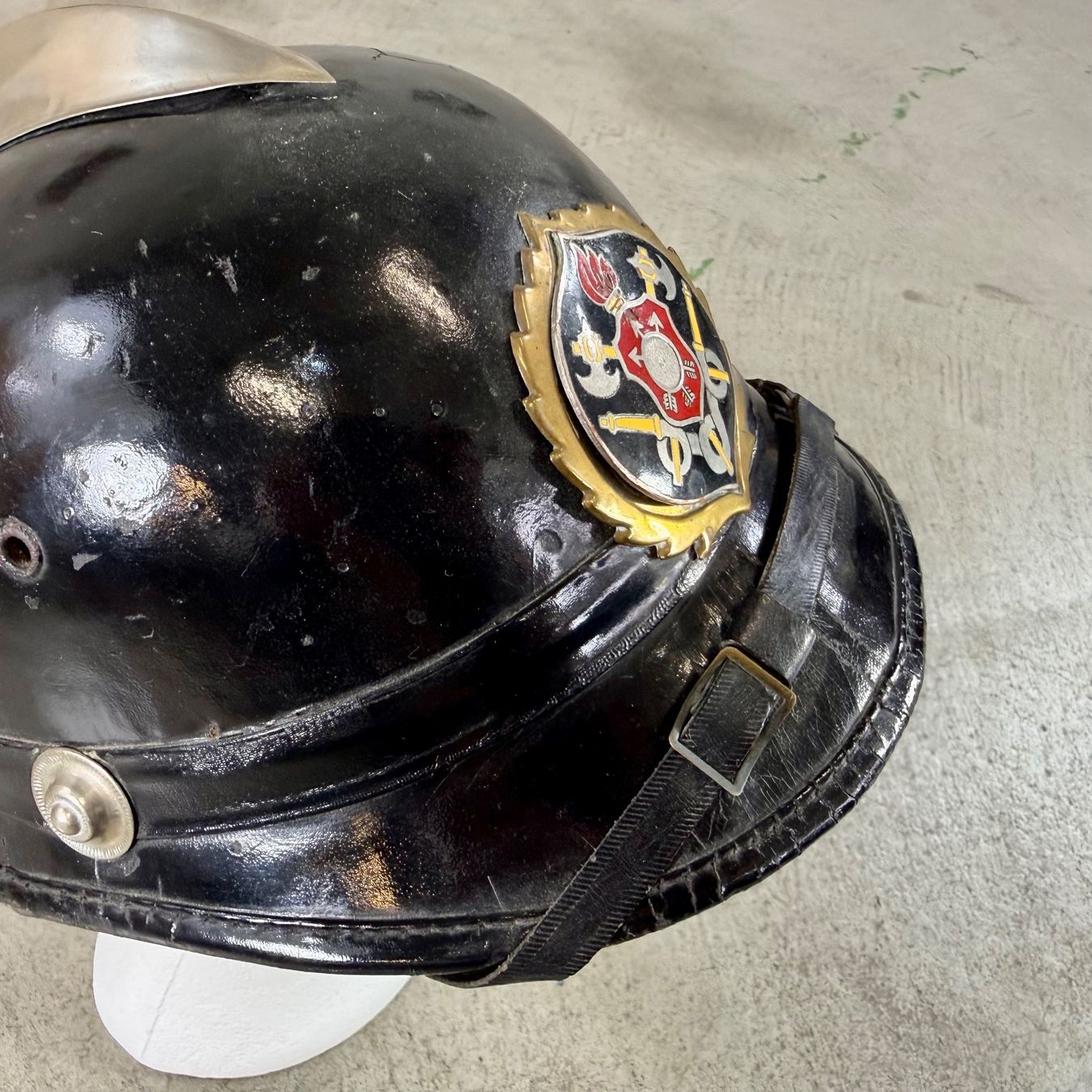 Pompieri: Antiker Feuerwehrhelm mit Emblem – Usato da Basel venduto da Brocki-auf-dem-Wolf 6