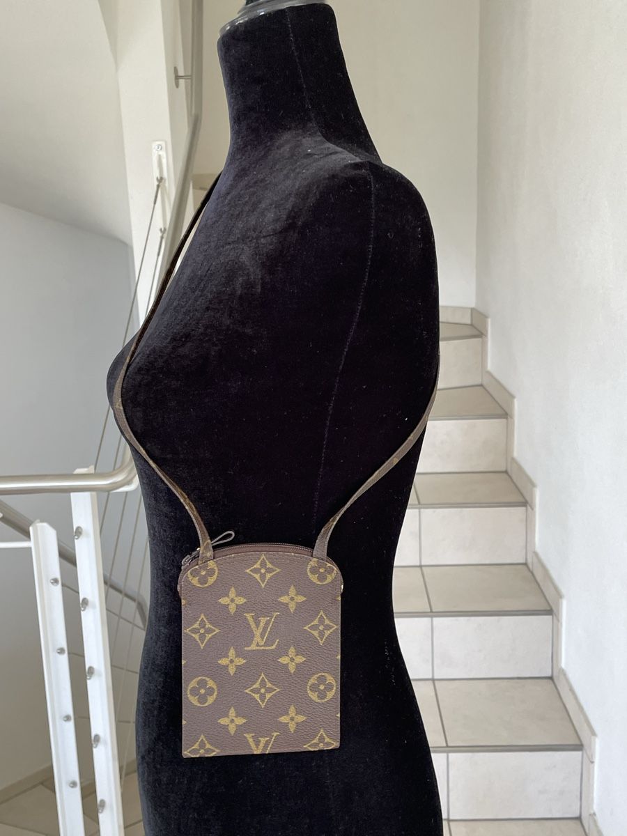 Louis Vuitton Borse da donna: Louis Vuitton Monogram Pochette Secret Passport Holder – Usato da Richterswil venduto da Prangins9