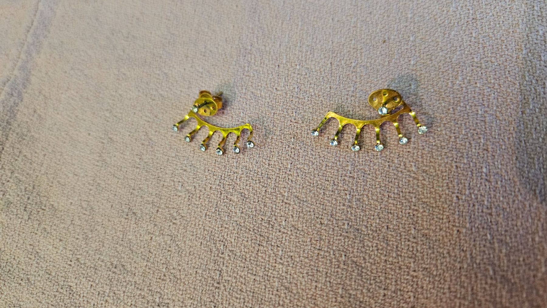 Orecchini pendenti & Orecchini a lobo: Orecchini dalla forma particolare con strass – Usato da Melano venduto da H-Sara
