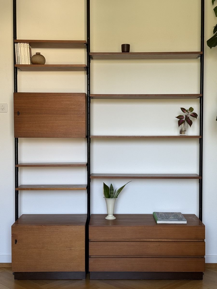 Scaffali: Midcentury Teak Teleskopregal – Usato da Basel venduto da Barty 1