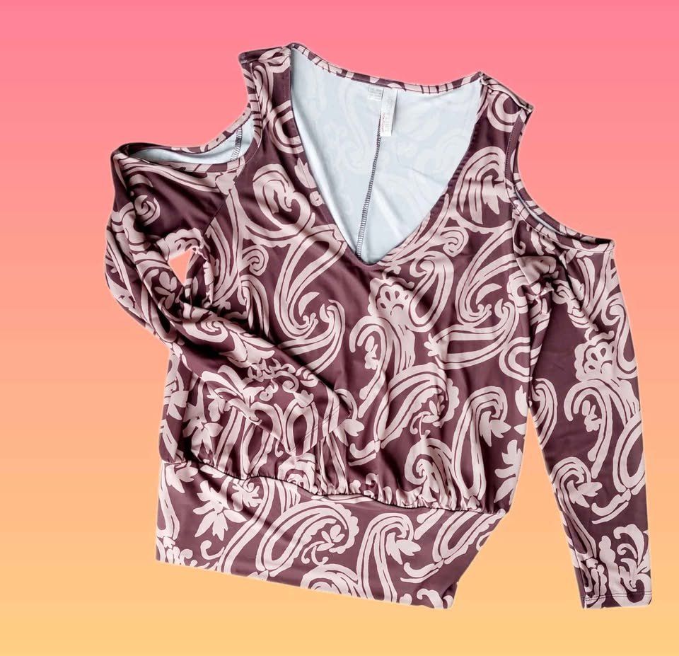 T-shirt: Schulterfreies Paisley-Shirt – Nuovo e nell'imballaggio originale da Aarburg venduto da Hystoria