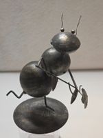 süsse AMEISE MIT BLUME Metallskulptur Dekor Garten Geschenk