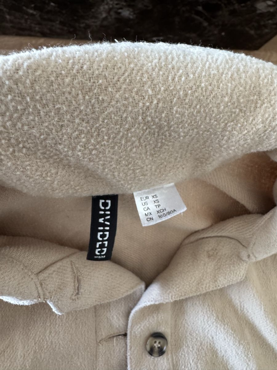 H&M Jacken: H&M Jacke beige XS – Gebraucht aus Balgach von fad_jb55 1