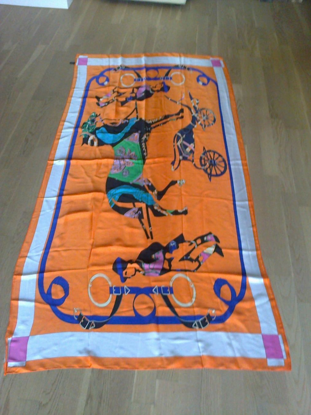 Foulard & Sciarpe: Seidenschal mit schonem Design – Nuovo (secondo la descrizione) da Grenchen venduto da mvanhoef 1