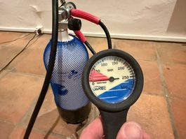 Tauchausrüstung, Flasche, Mares Atemregler und Druckmesser