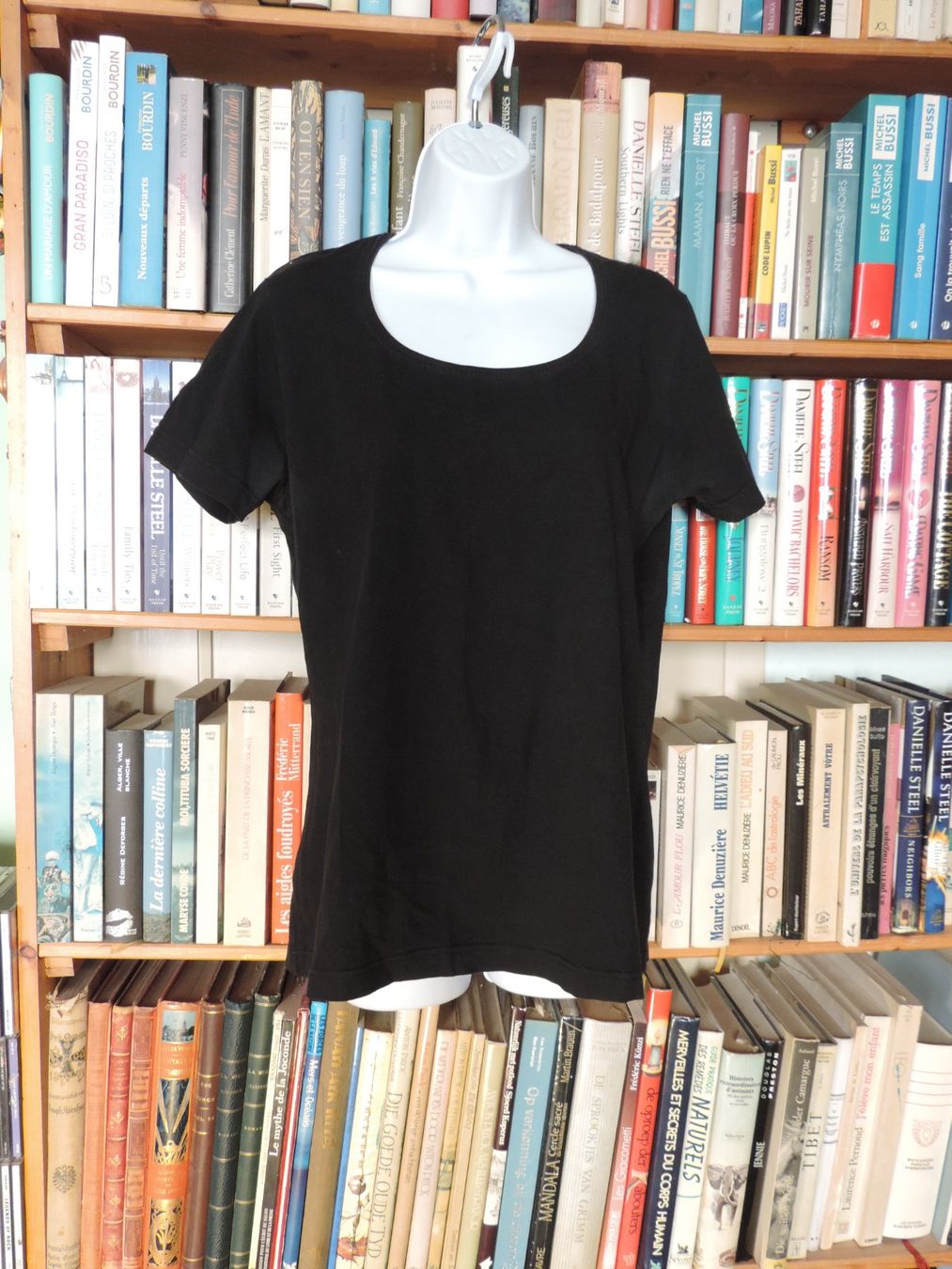 T-shirt: t-shirt stretch noir – Usato da Genève venduto da Axelle333 1