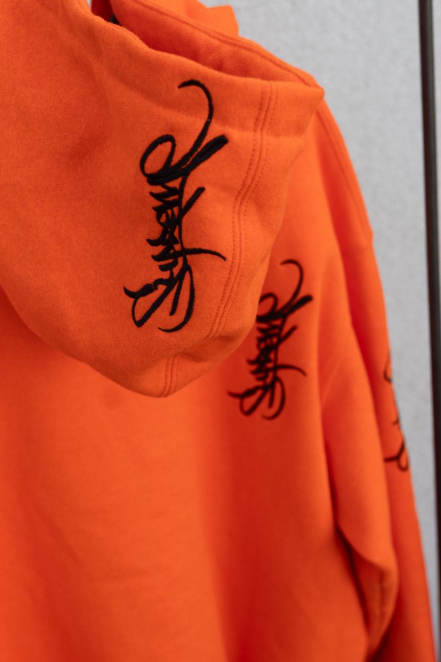 Maglioni & Felpe: Supreme Tag Kapuzenpullover (SS24) Hell Orange – Nuovo (secondo la descrizione) da Reinach BL venduto da Tscherrer 1