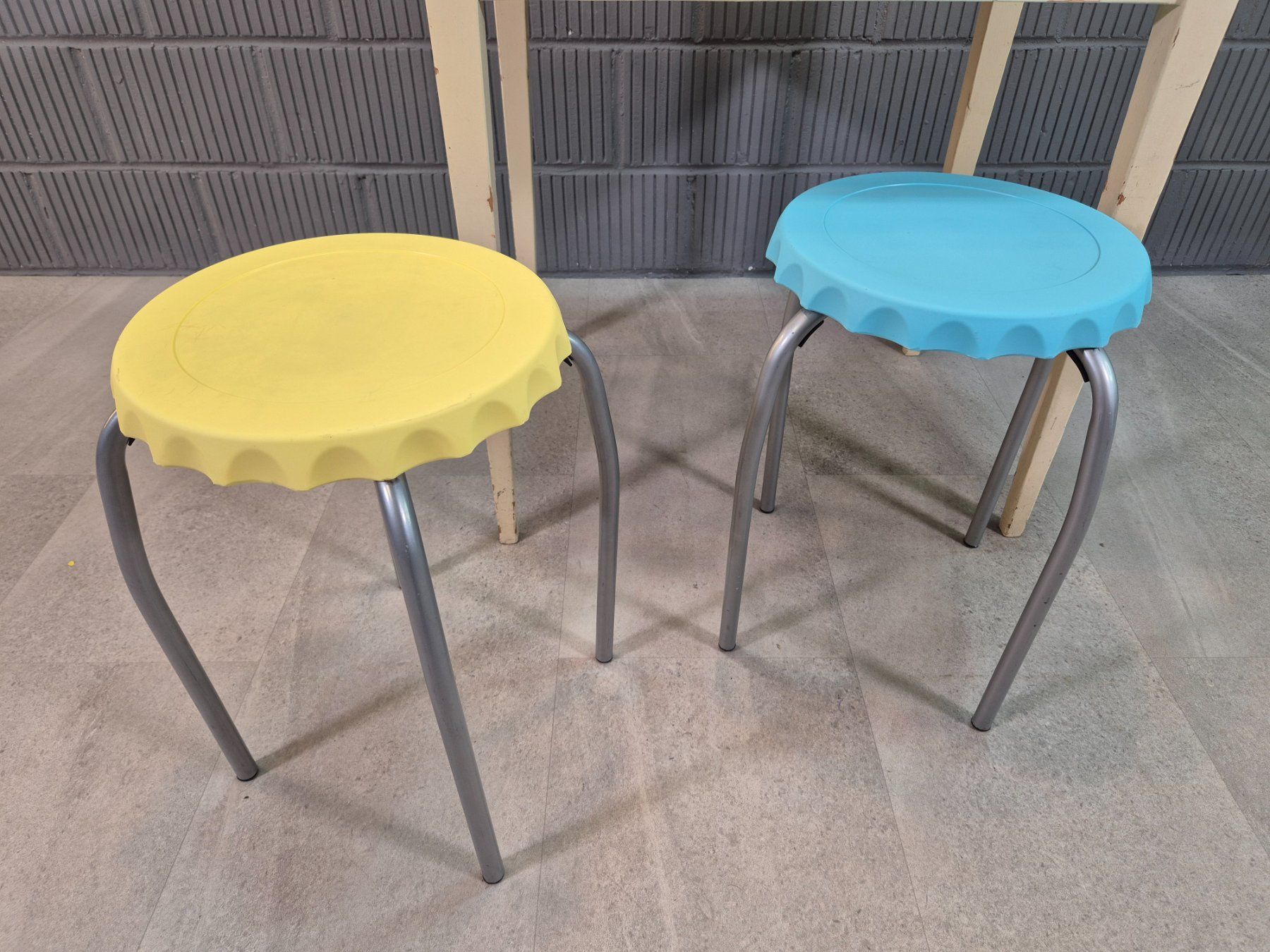 Sgabelli: 2 Kult Bierdeckel Stool Hocker,Stapelhocker,Tabouret,Höcker – Usato da Nottwil venduto da Wondewa-Shop 4