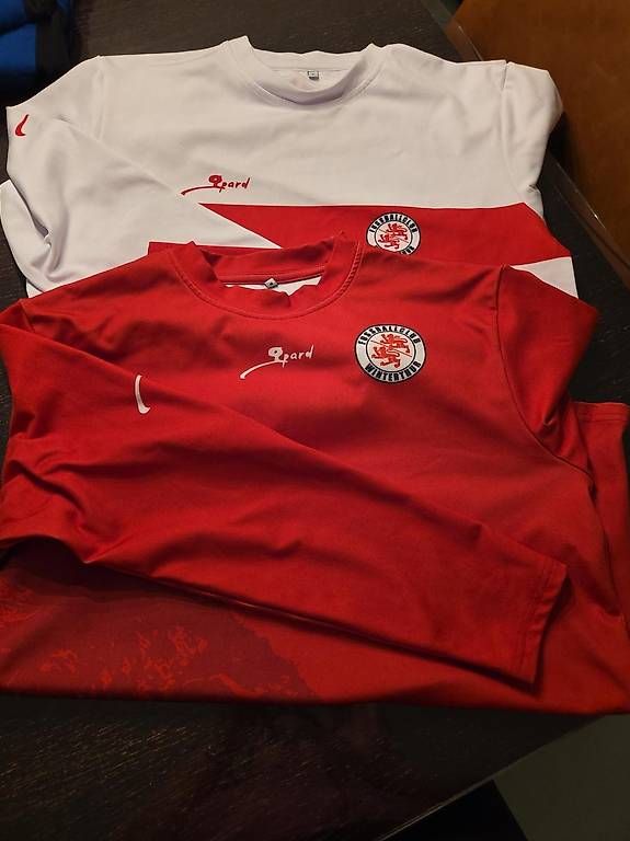 Kleiderpakete: FC Winterthur Gpard & Adidas Trainingsoberteile 
 – Gebraucht aus Wallisellen von led_dk26 2