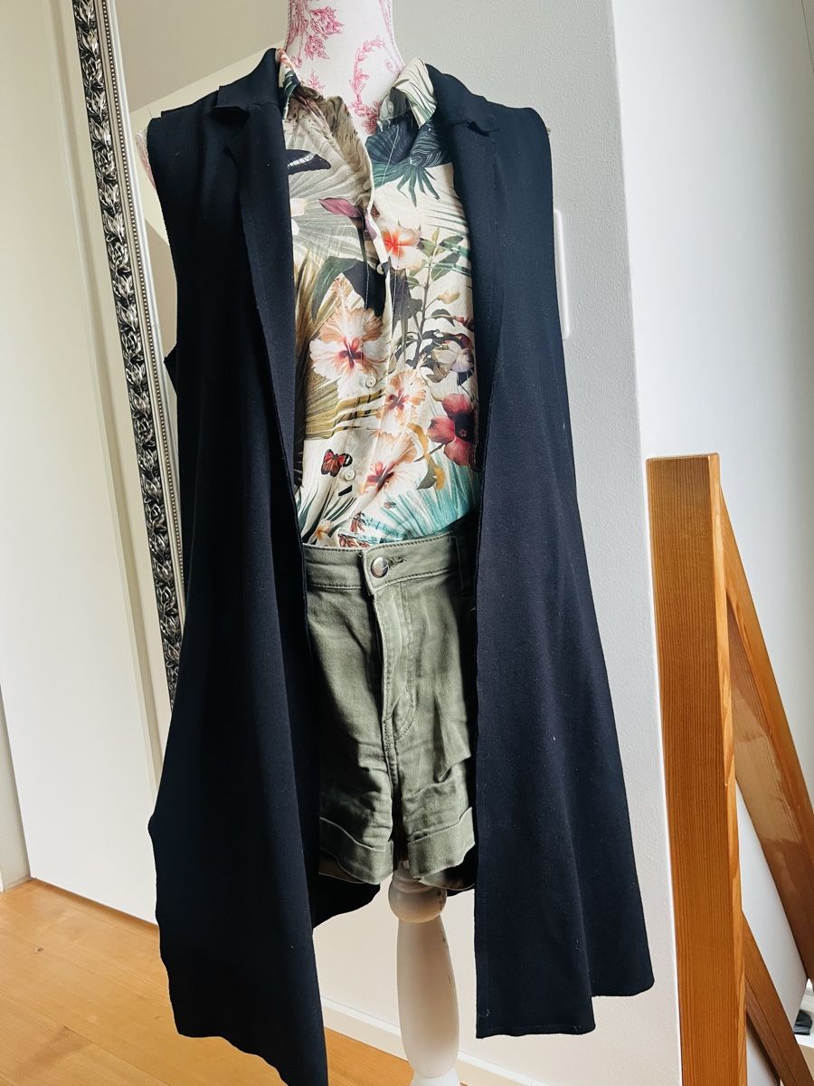 Lotti di vestiti: Sommer-Outfit: Weste, Blumenbluse & kurze Hose – Usato da Winterthur venduto da Nanole