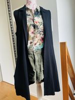 Sommer-Outfit: Weste, Blumenbluse & kurze Hose
