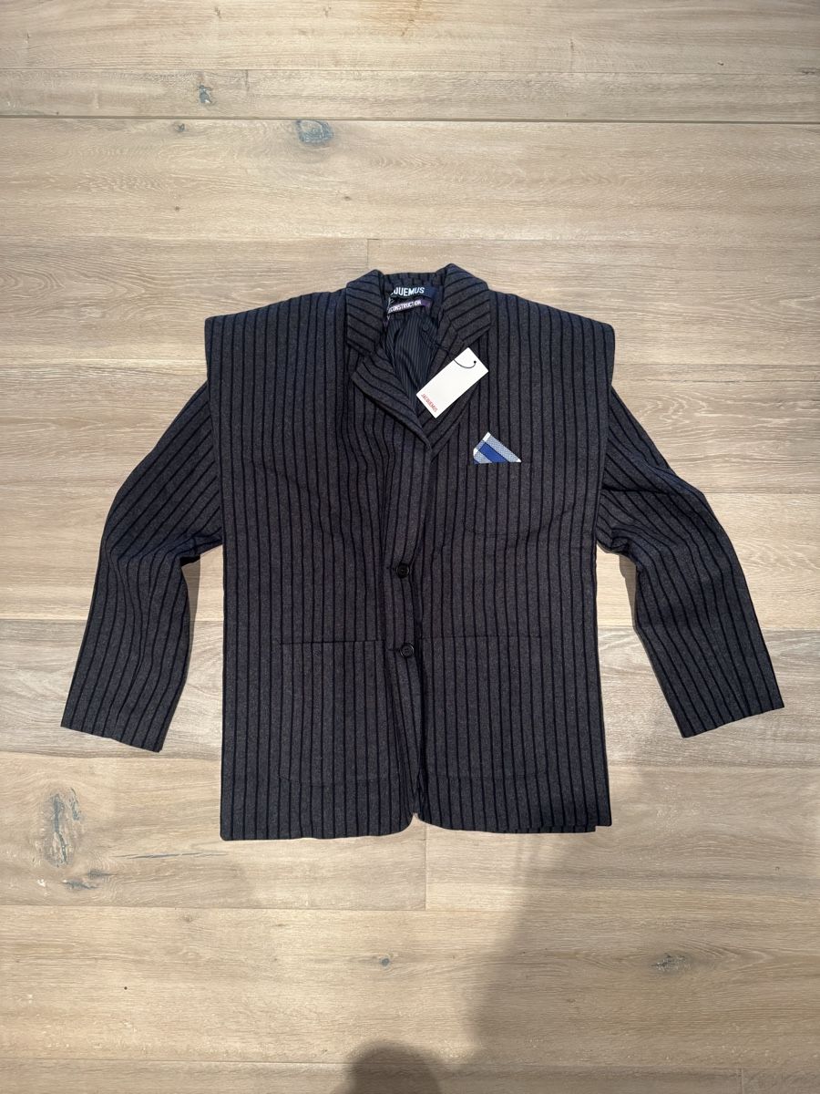 Jacquemus Giacche: Jacquemus grey pinstripe, reconstructed blazer, new – Nuovo e nell'imballaggio originale da Zürich venduto da EShopping81 1