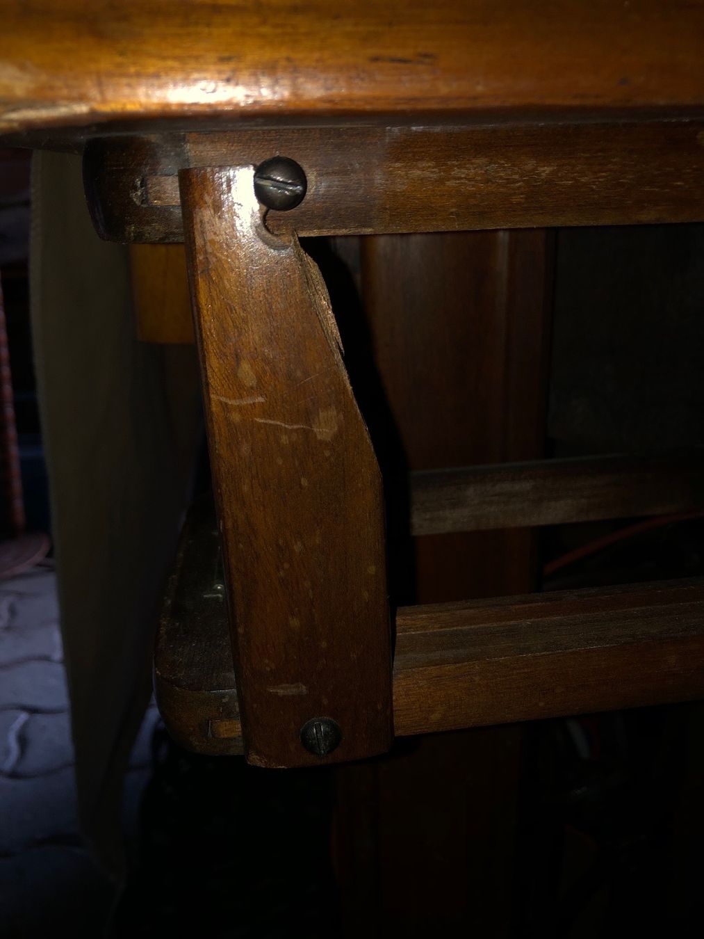 Singer Macchine da cucire: Machine à coudre Singer vintage avec meuble bois – Usato da Bernex venduto da joe_6dn9 7