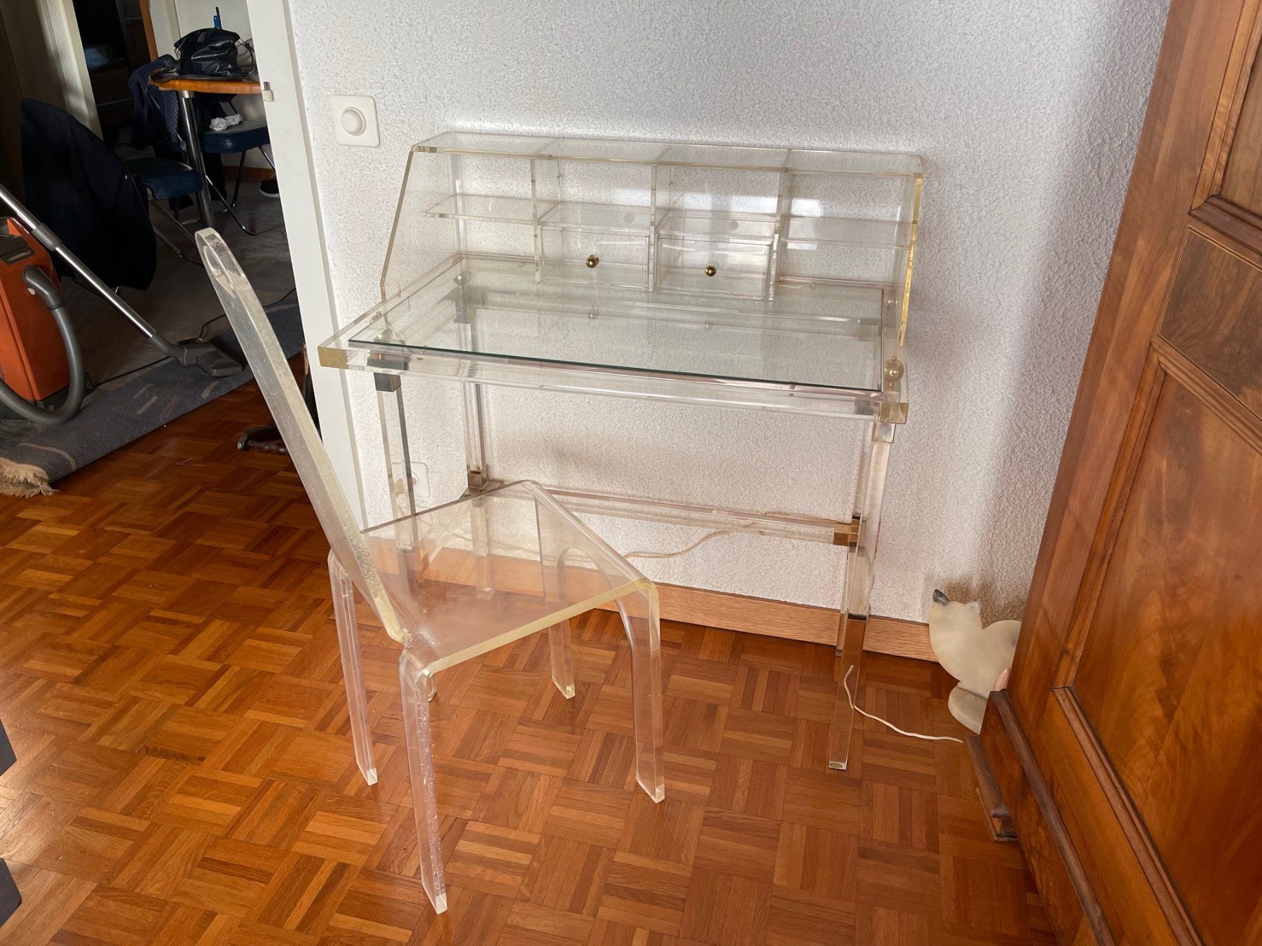 Scrivanie: ELEGANT BUREAU ET CHAISE EN PLEXIGLAS – Usato da La Croix (Lutry) venduto da Sporades 2