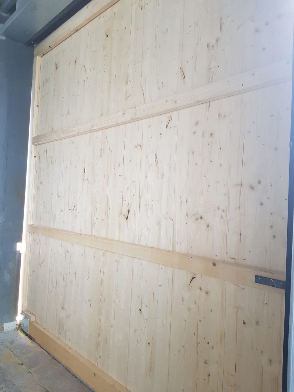 Porte: Holztor mit Rollen Höhe 3.8 Meter / Breite 3.66 Meter – Usato da Zug venduto da Qayqay0 4