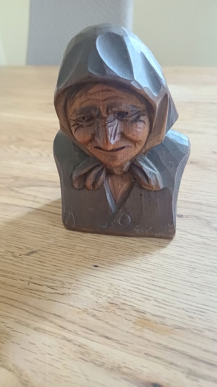 Statuette: Handgeschnitzte Frauenfigur – Usato da Flawil venduto da Naphtali 1
