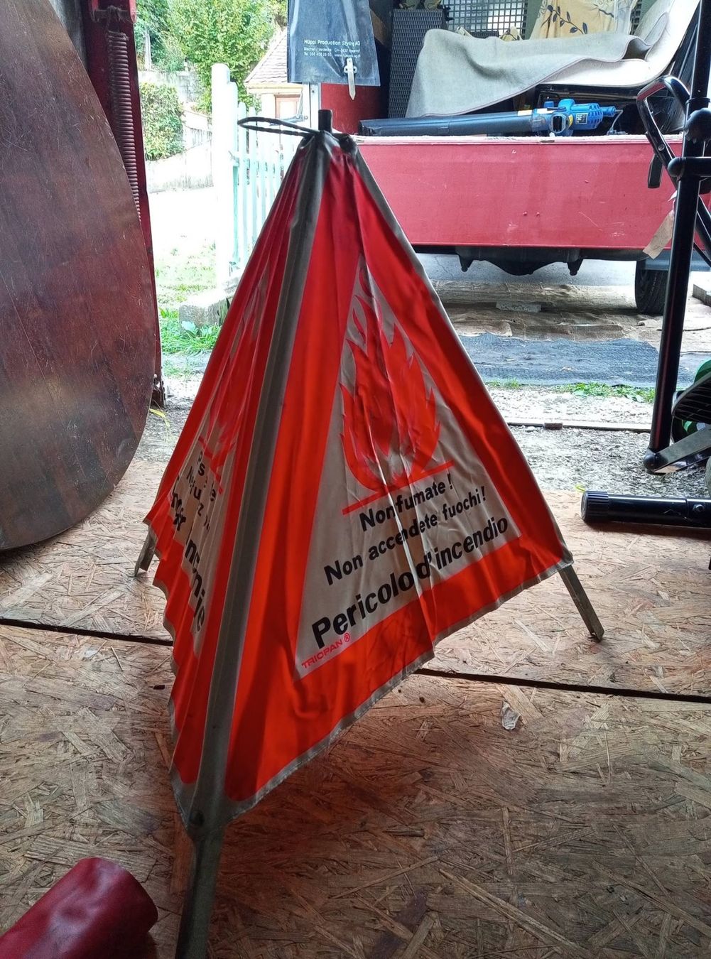 Allestimento di negozi e stand fieristici: Trepied de signalisation – Usato da Bienne venduto da Daniel_Schader