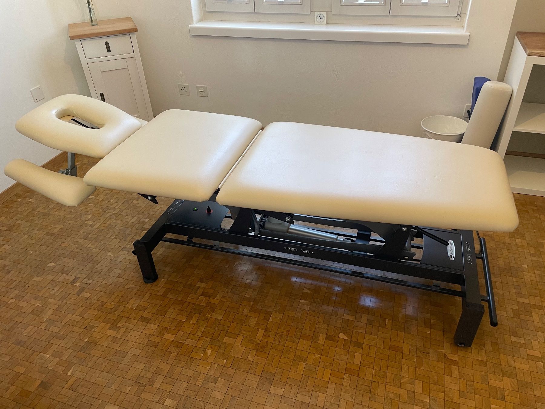 Liegen & Liegestühle: elektrisch höhenverstellbare Behandlungs- oder Therapieliege – Gebraucht aus Büren NW von Tess77