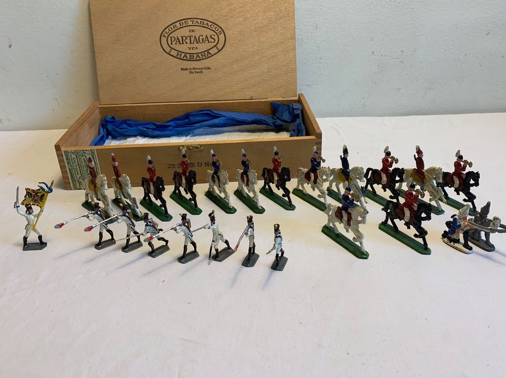 Soldats Et Cavaliers En Plomb Peints – époque Napoléon – Figurines Françaises à Restaurer