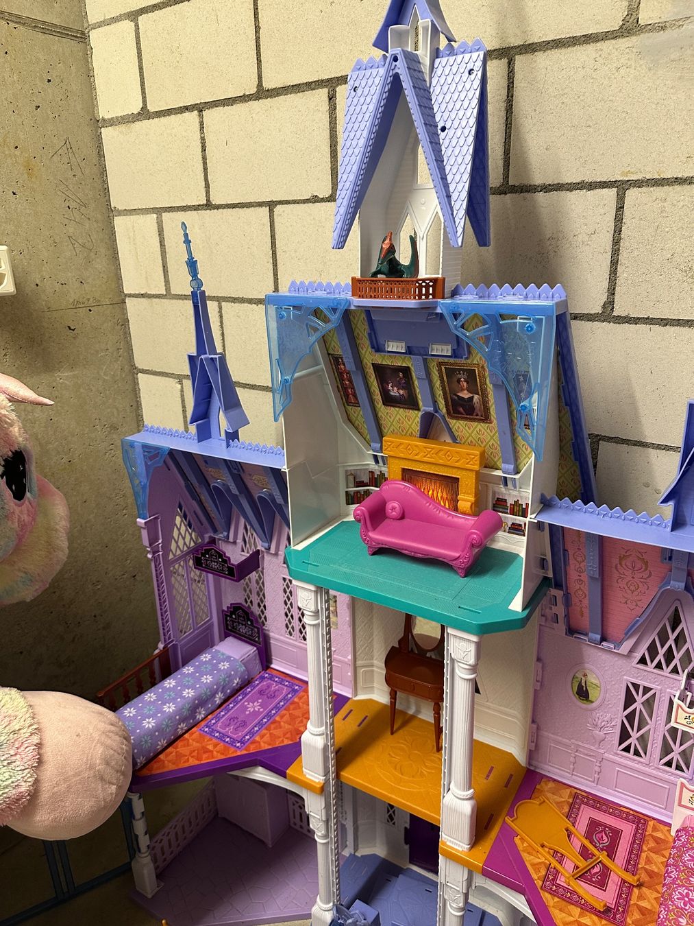 Barbie Case e mobili per bambole: Frozen Schloss Eiskönigin Puppenhaus – Usato da Winterthur venduto da afo_ck9q 1
