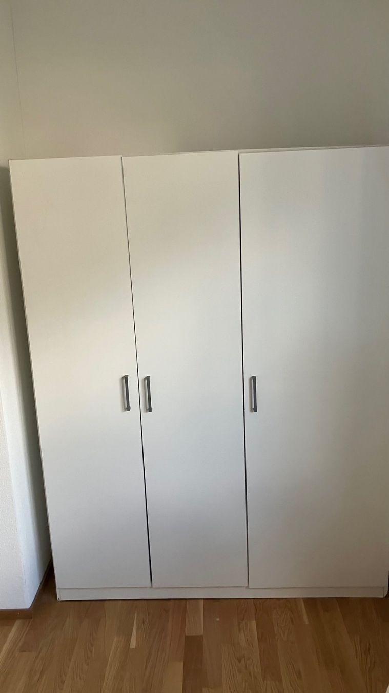 Schränke: Kleiderschrank, gebraucht – Gebraucht aus Root von kimvbui