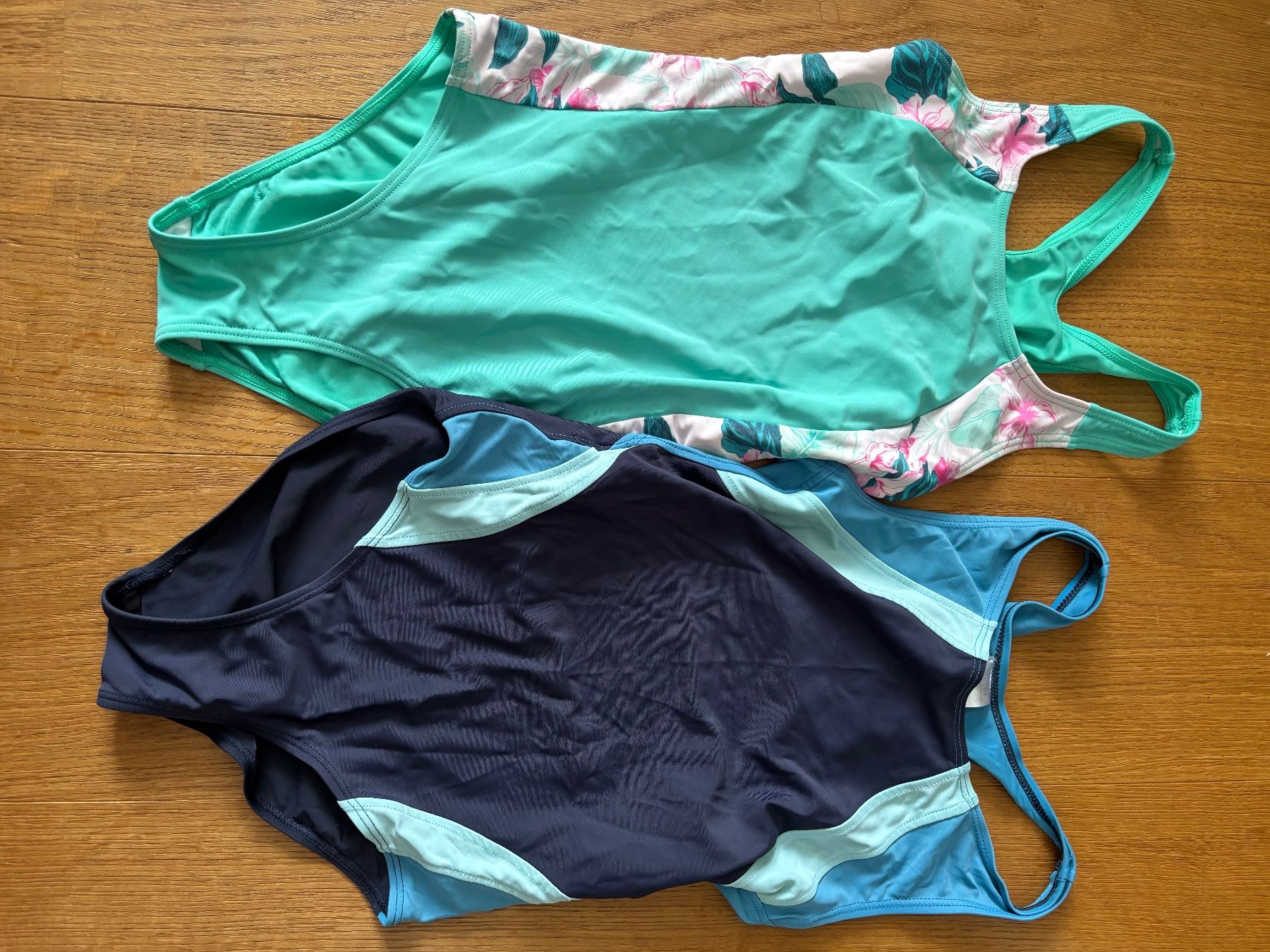 Badekleider & Bikinis: 2 Badeanzüge – Gebraucht aus Würenlos von Ashley24