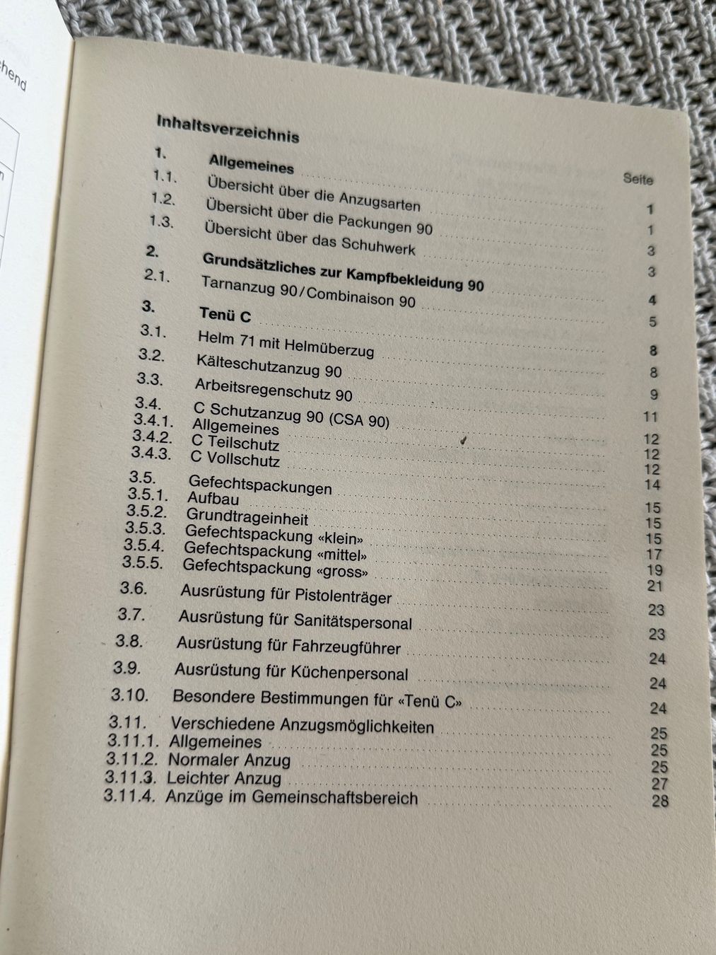 Bücher: Reglement: Kampfbekleidung 90 - Schweizer Armee – Gebraucht aus Brütten von Hst1 2