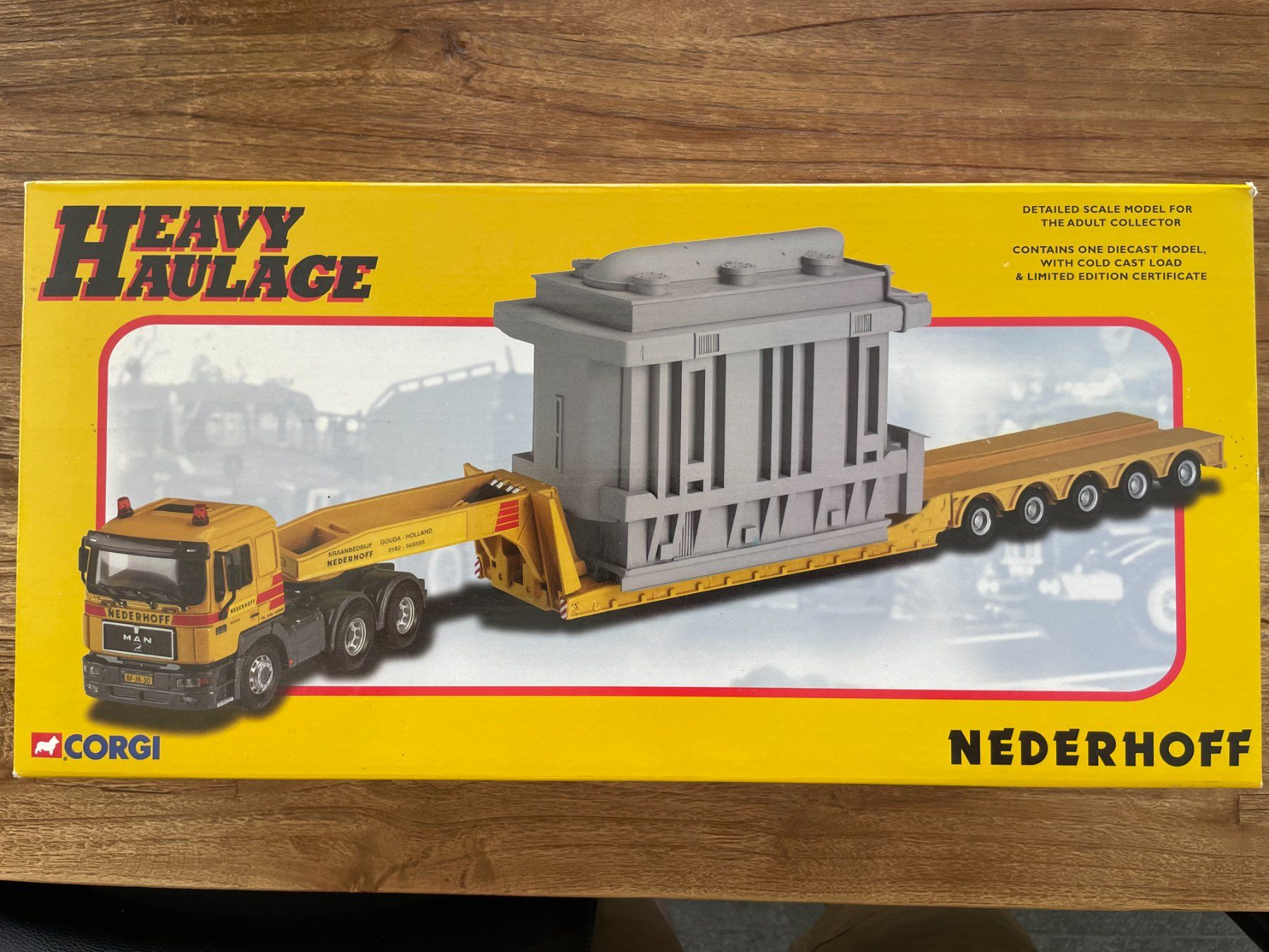 Corgi Toys Kit di modellismo & Modellini statici: MAN 6x4 Tieflader mit Generator NEDERHOFF – Difettoso da St. Gallenkappel venduto da Nagitgelb