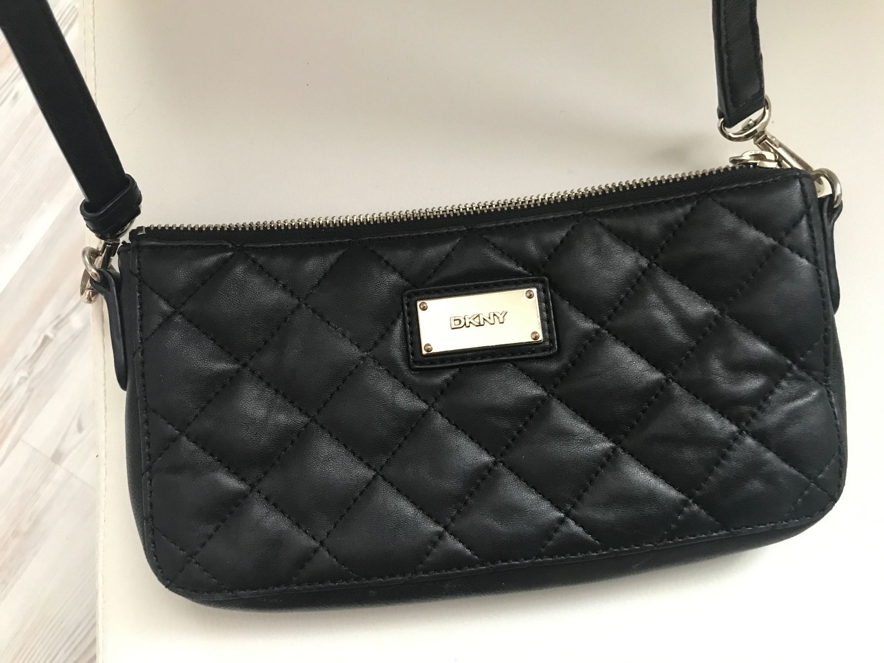 DKNY Taschen für Damen: DKNY Crossbody , schwarz, gesteppt - – Gebraucht aus Wettingen von Andres54 1