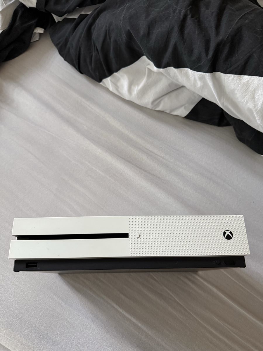 Microsoft Consoles: Xbox One S mit 2 Wireless Controller – D'occasion à Basel par Vintageflo16 1