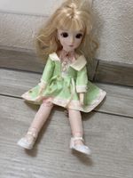 Spielzeug Puppe blond mit grünem Kleid gebrauchter Zustand