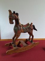 Antikes schaukelpferd aus Holz handgeschnitzt und bemalt