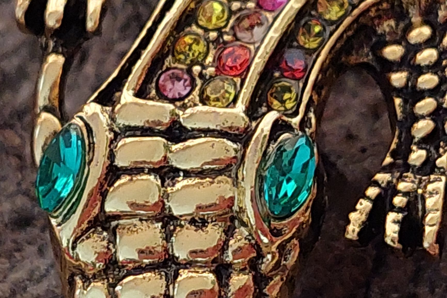 Spille & Fermagli: Farbige Brosche Krokodil / Echse goldfarbig mit Strass – Nuovo (secondo la descrizione) da Oberwil BL venduto da Kukkaniitty 1