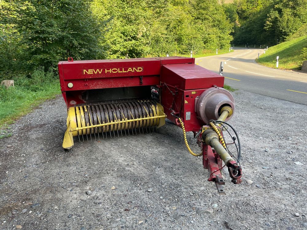 Modèle Réduit Agricole Bourbon New Holland Presse à Balles - Années 70, En Plastique, à Restaurer (manque Roue)