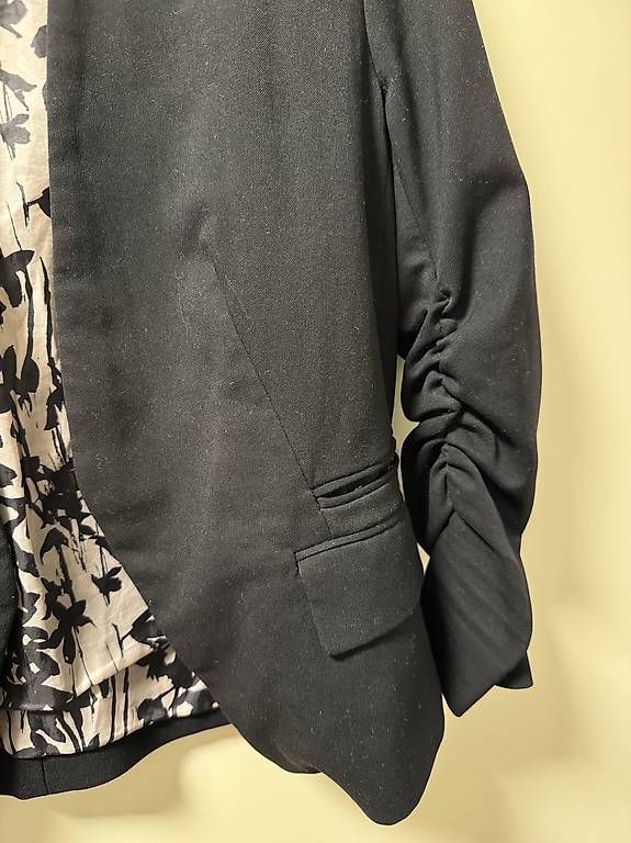 H&M Giacche: Schwarzer H&M Blazer Gr. 40 mit Blumenfutter, elegant – Usato da Zürich venduto da cha_7n8s 2