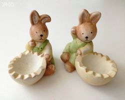 Zwei Eierbecher Hase