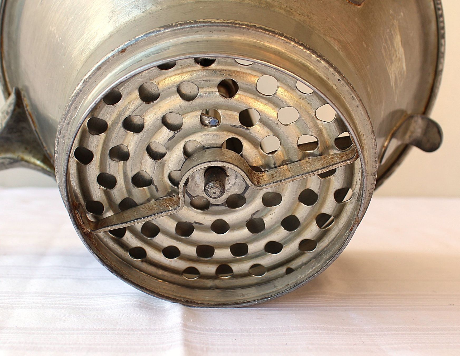Elettrodomestici da cucina: Alte Passetout 57 Passiergerät Handkurbel mit 2 Scheiben – Usato da Zürich venduto da Auctionata 7