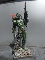Miniatur "Cyber-Ork" Sammlerstück, mit Waffe & Raketen. 