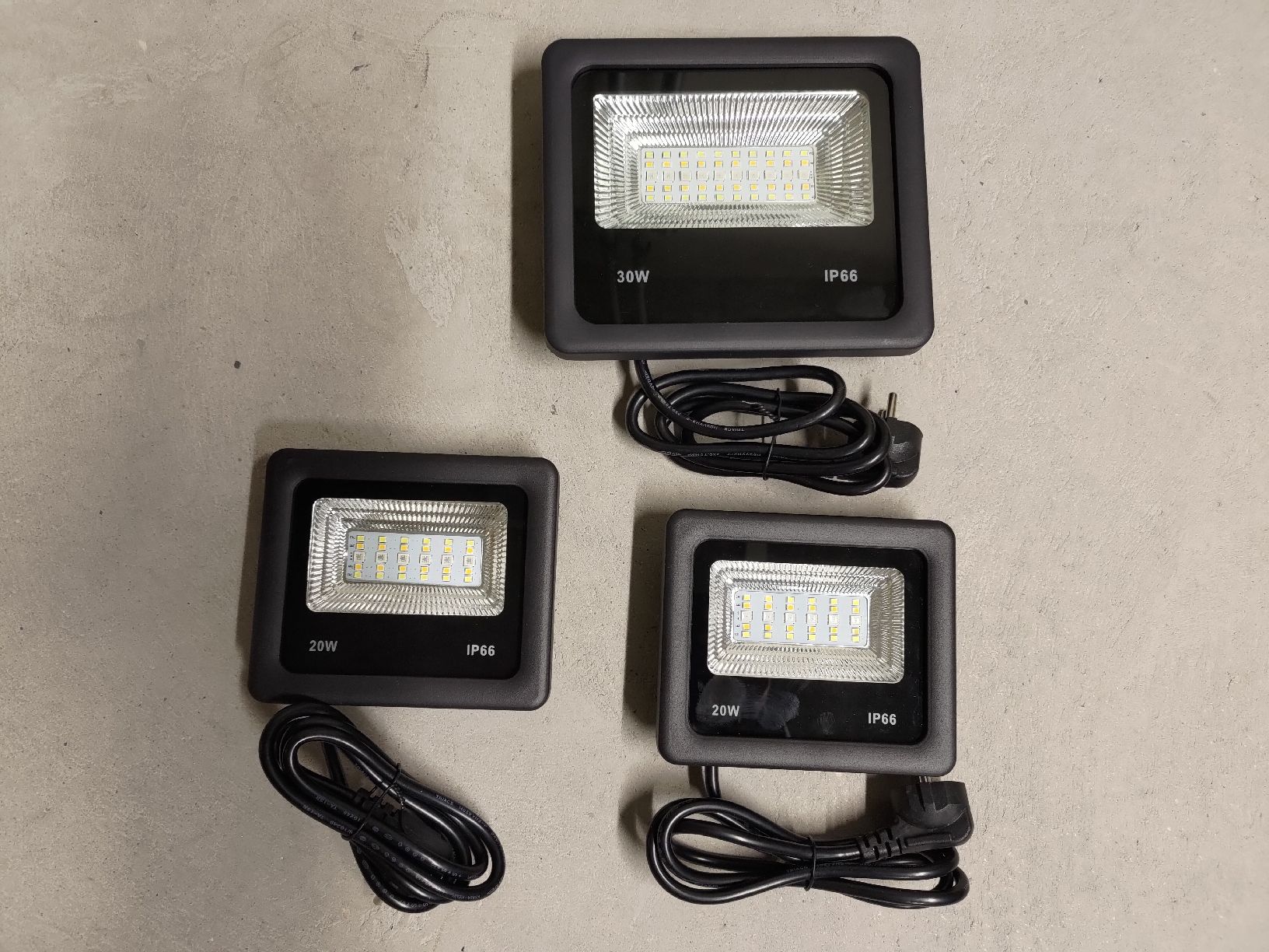 Lampen: Lot de 3 Projecteurs LED RGBW IP66 – Neu (gemäss Beschreibung) aus Cottens VD von tald90