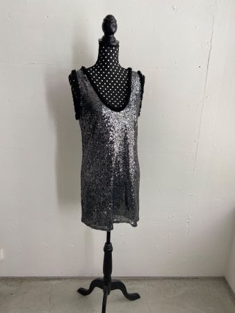 Pailettenkleid mit tiefem Rückenausschnitt