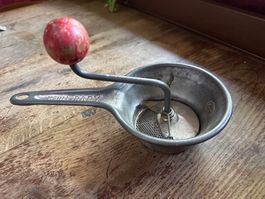 Ancien petit moulin purée  ustensiles cuisine